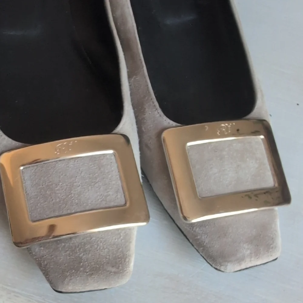 Roger Vivier Tan Suede Women's Shoes with Gold Buckle - Picture 3 of 7